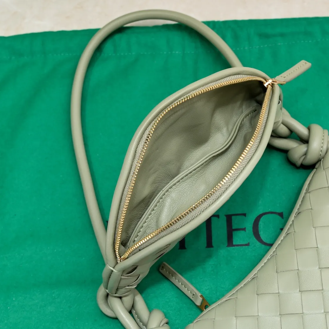 Batch 1460 Bv Shu Qi's same "Gemelli" twin bag 776764 locked in advance 24 years of hot style 💕 Gemelli is made up of two half-moon-shaped bags paired together, with the brand's iconic intrecciato woven sheepskin, equipped with a detachable tubular handle, which can be used as a clutch, on the shoulder or by flipping the small crescent moon as a handle, or as a long shoulder strap 🉑️Crossbody The dual design has a personalized yet charming attitude, and the eye-catching visual impact brings an elegant and fashionable feeling. It is a bag worth buying💥There are 3 sizes to choose from.  Size: 24.5x19x7, plus long shoulder strap ➕80 Model: 6764